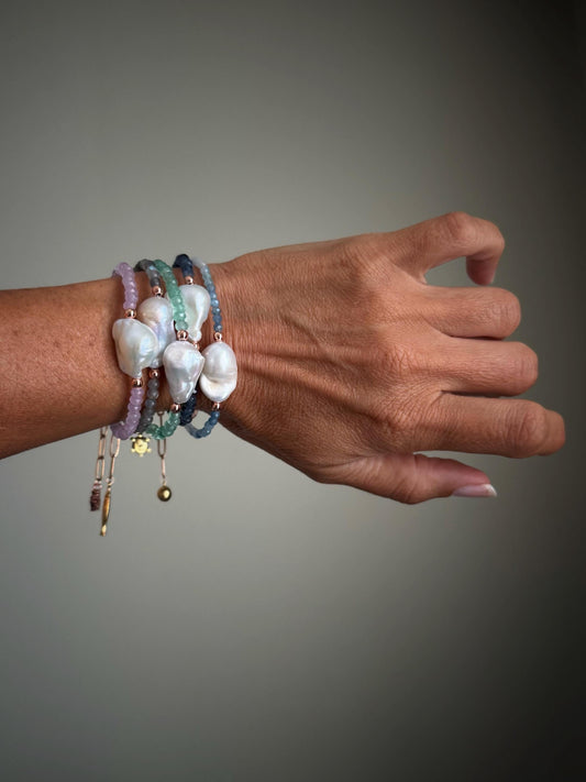 Bracciale con perla barocca in 5 colori e ciondolo finale.