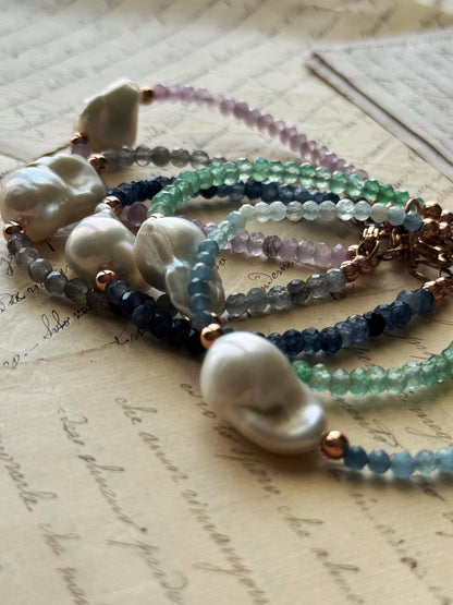 Bracciale con perla barocca in 5 colori e ciondolo finale.