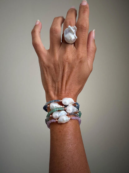 Bracciale con perla barocca in 5 colori e ciondolo finale.