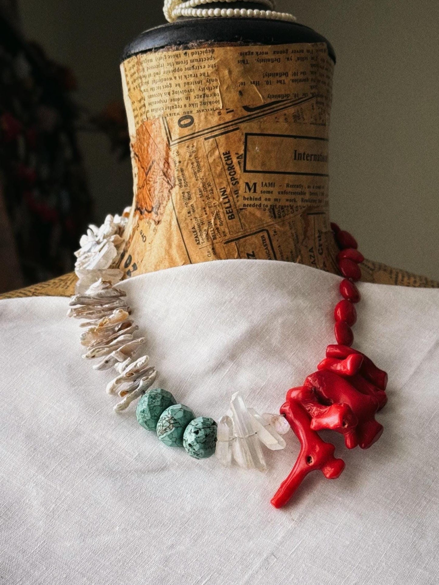 Collana corallo bambù, perle barocche e quarzo