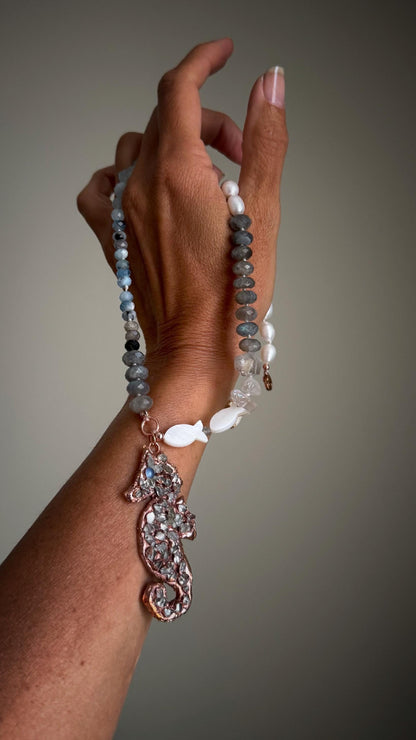Collana con perle pietre preziose e cavalluccio marino in rame con diamanti Herkimer