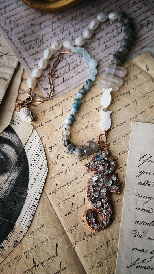 Collana con perle pietre preziose e cavalluccio marino in rame con diamanti Herkimer