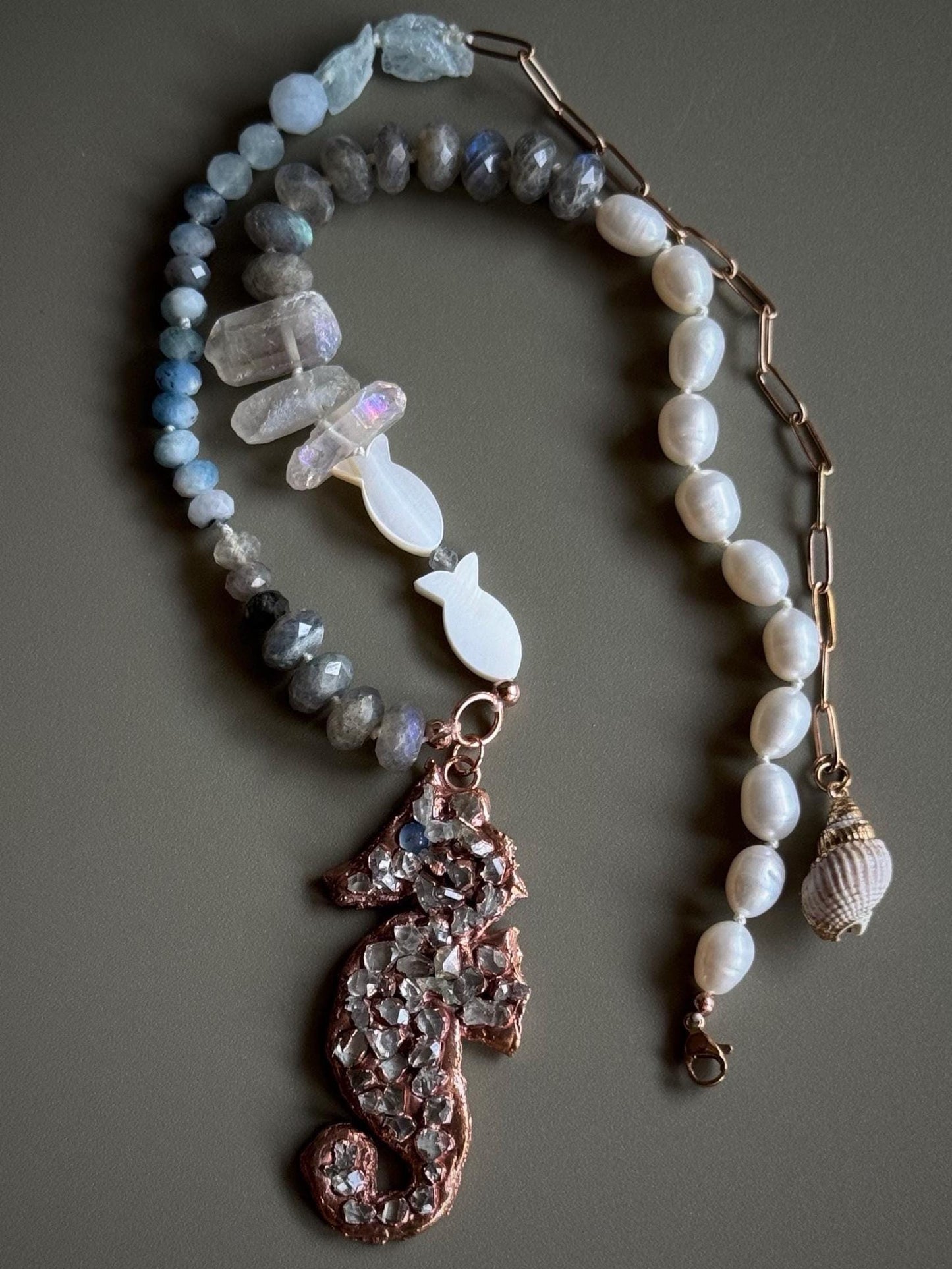 Collana con perle pietre preziose e cavalluccio marino in rame con diamanti Herkimer