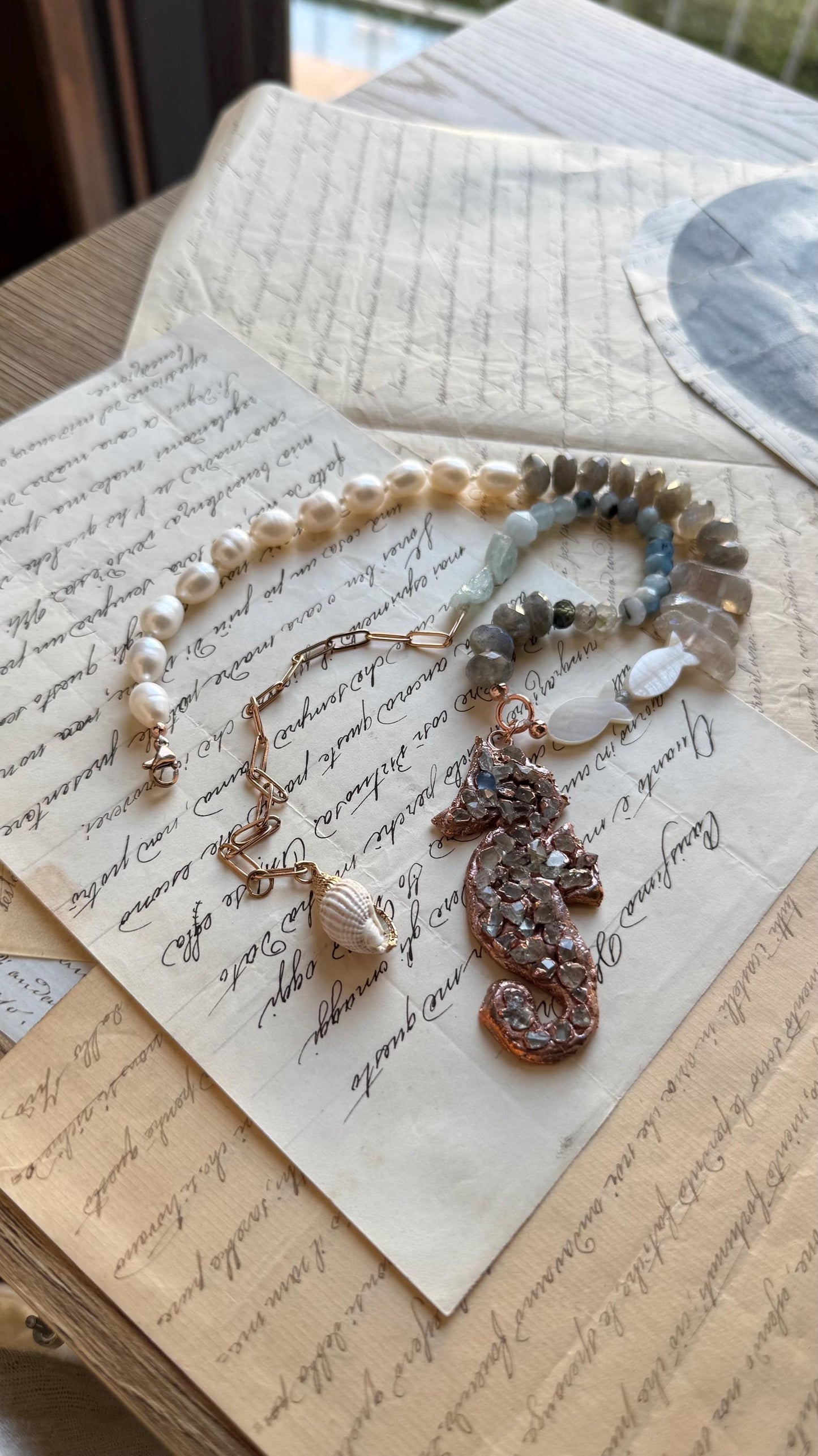 Collana con perle pietre preziose e cavalluccio marino in rame con diamanti Herkimer