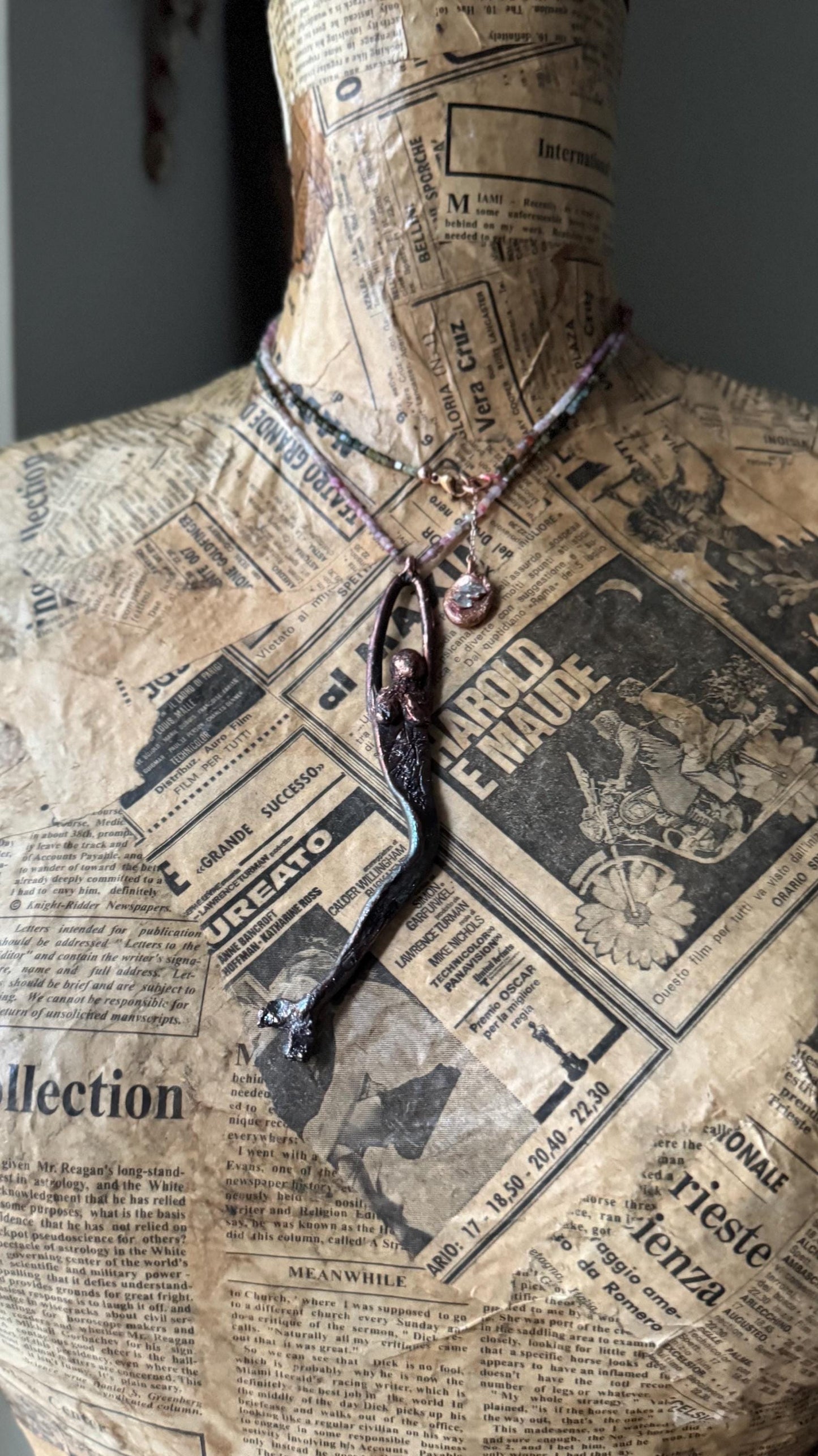 Collana con sirena in rame modellata a mano