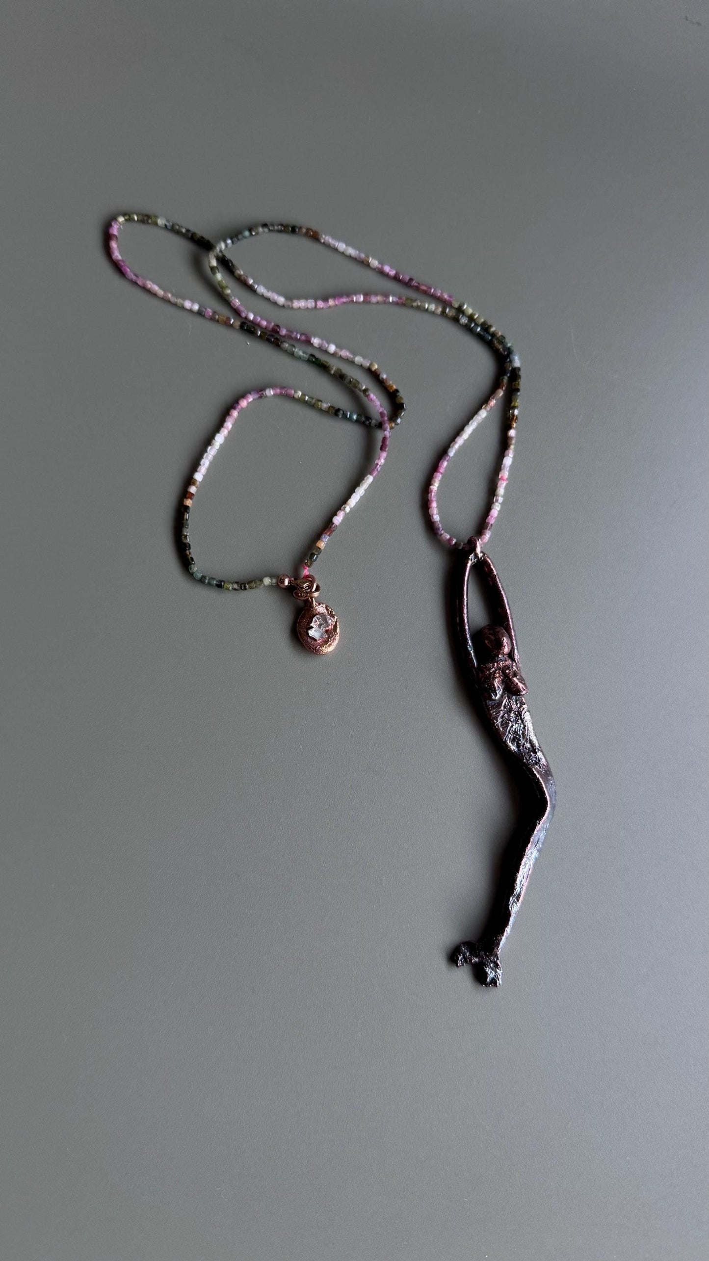 Collana con sirena in rame modellata a mano