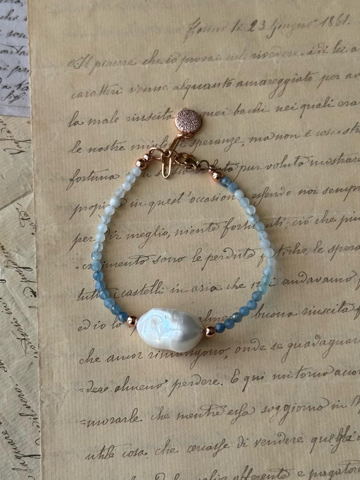 Bracciale con perla barocca in 5 colori e ciondolo finale.