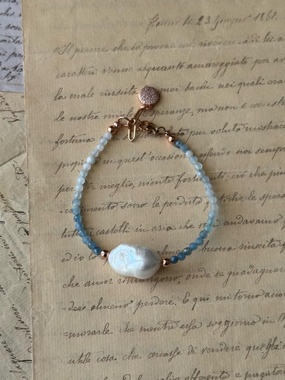 Bracciale con perla barocca in 5 colori e ciondolo finale.