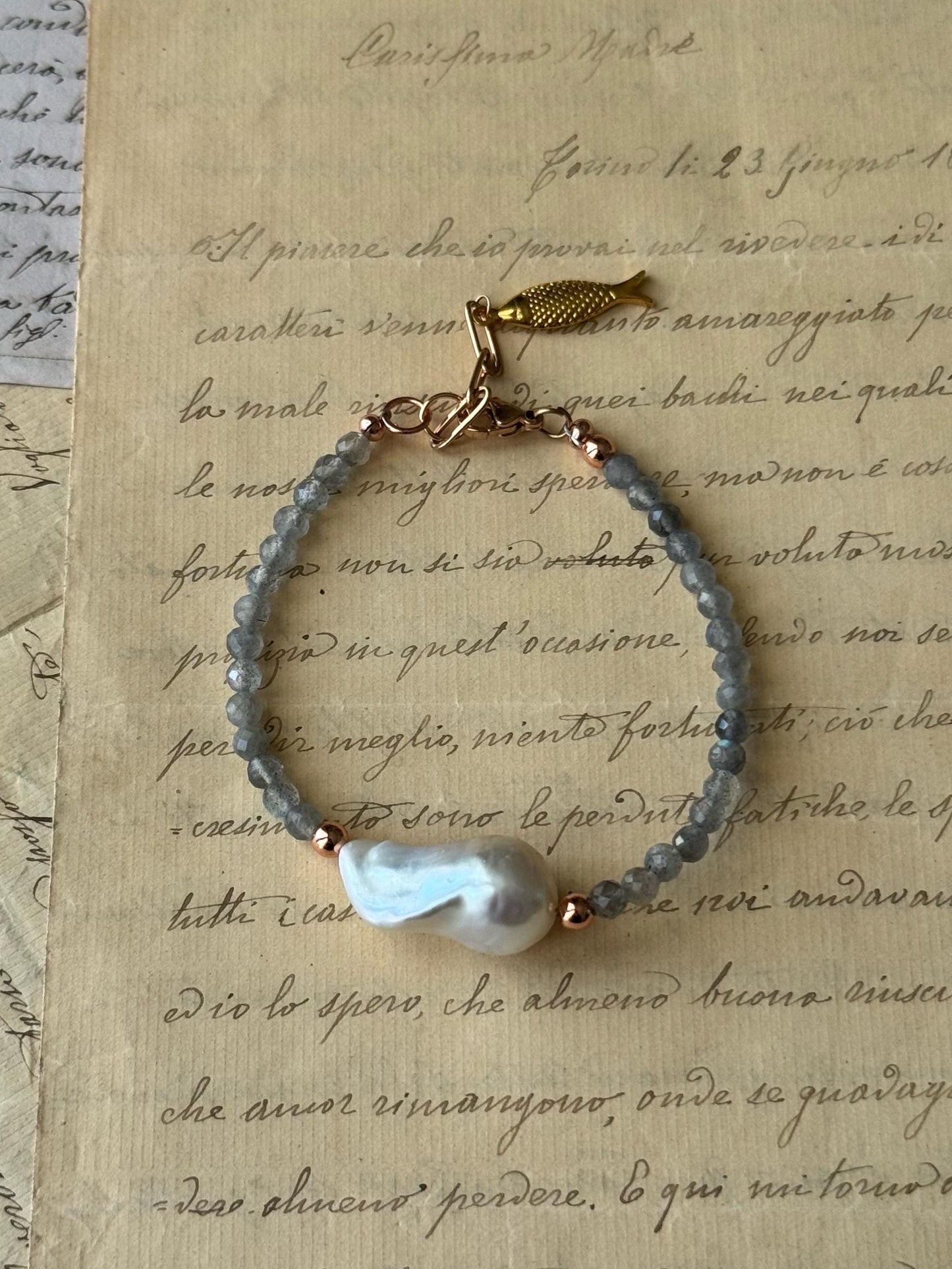 Bracciale con perla barocca in 5 colori e ciondolo finale.