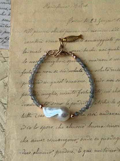 Bracciale con perla barocca in 5 colori e ciondolo finale.