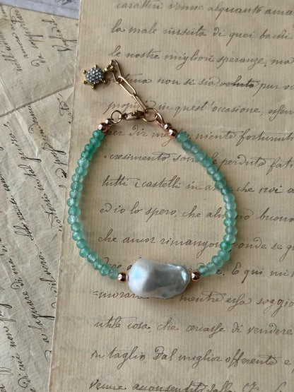 Bracciale con perla barocca in 5 colori e ciondolo finale.