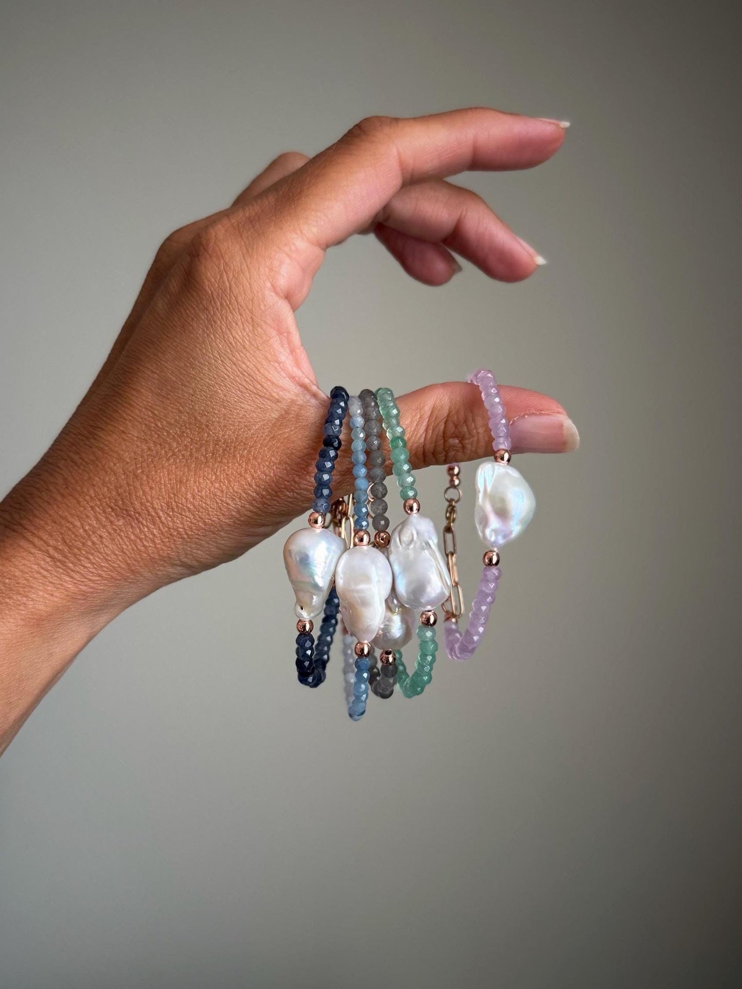 Bracciale con perla barocca in 5 colori e ciondolo finale.