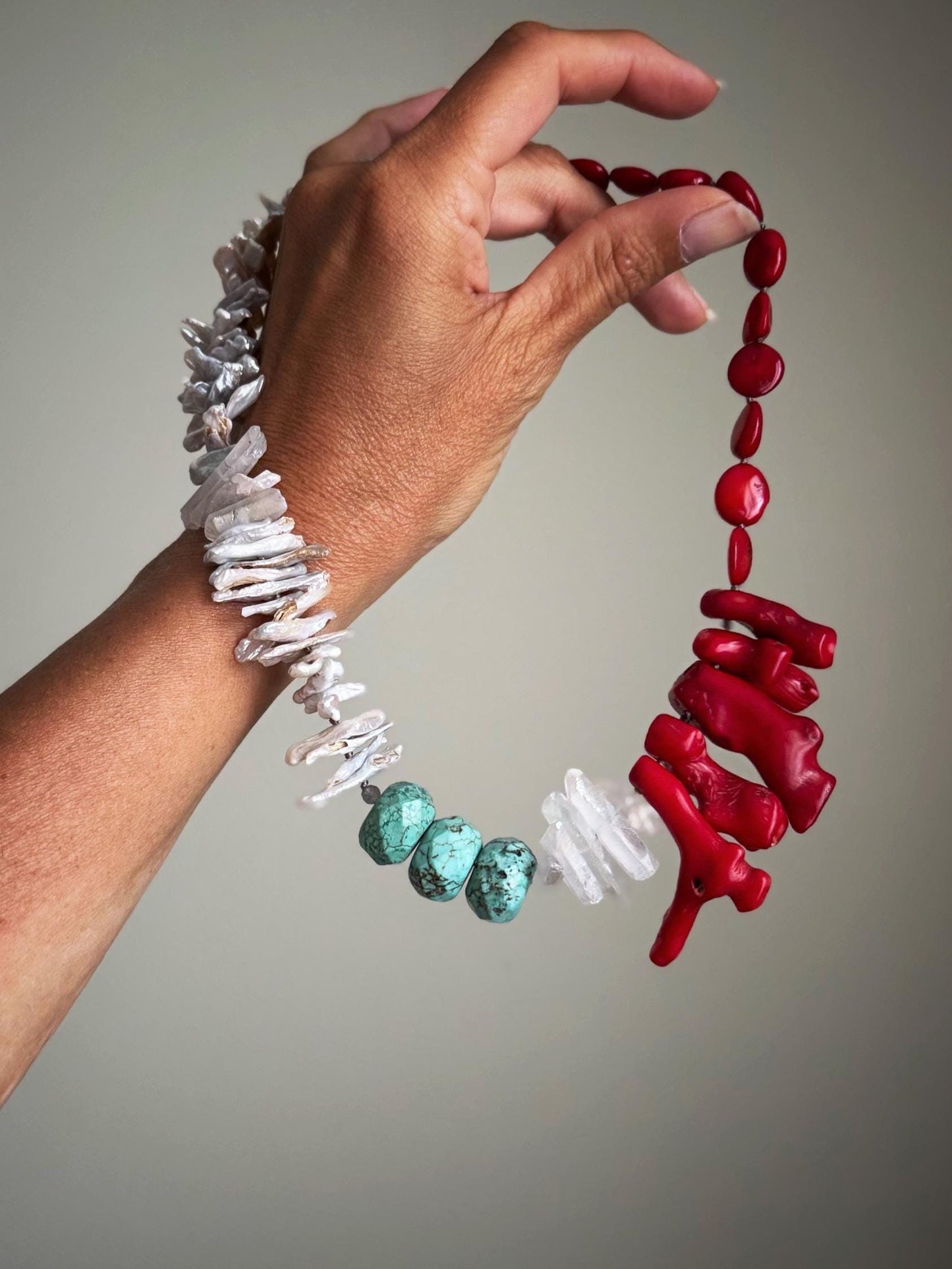 Collana corallo bambù, perle barocche e quarzo