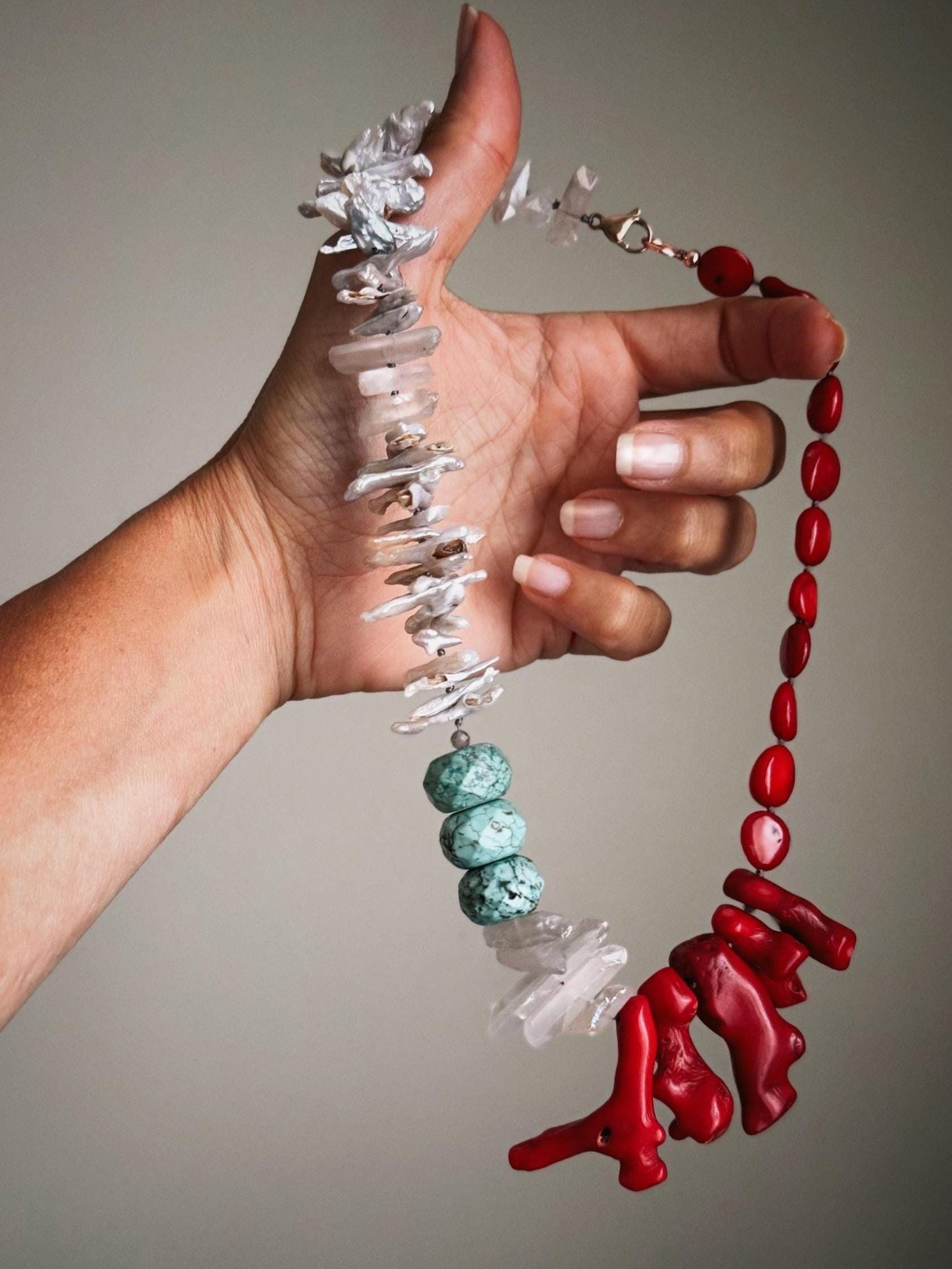 Collana corallo bambù, perle barocche e quarzo