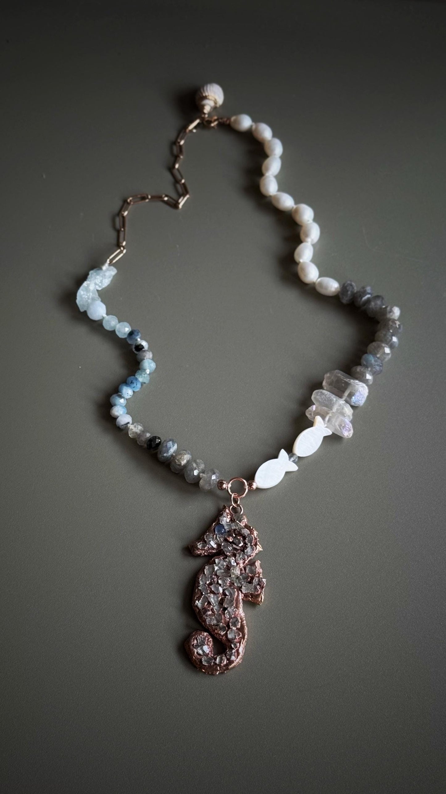 Collana con perle pietre preziose e cavalluccio marino in rame con diamanti Herkimer