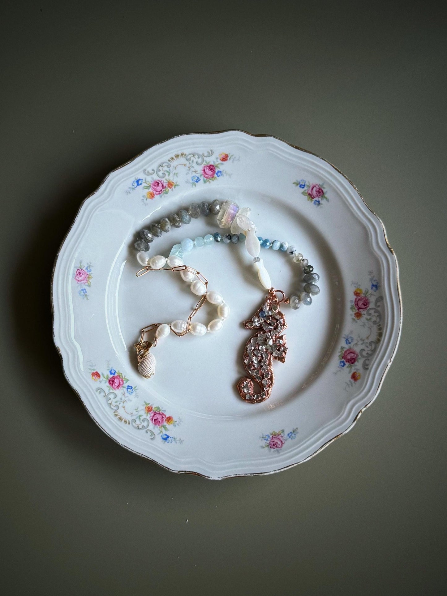 Collana con perle pietre preziose e cavalluccio marino in rame con diamanti Herkimer