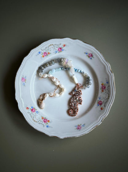 Collana con perle pietre preziose e cavalluccio marino in rame con diamanti Herkimer