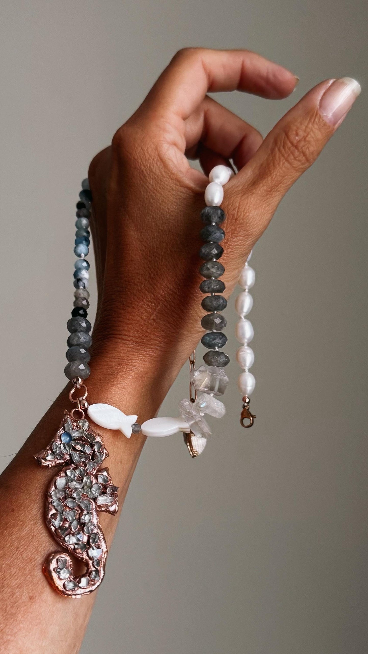 Collana con perle pietre preziose e cavalluccio marino in rame con diamanti Herkimer
