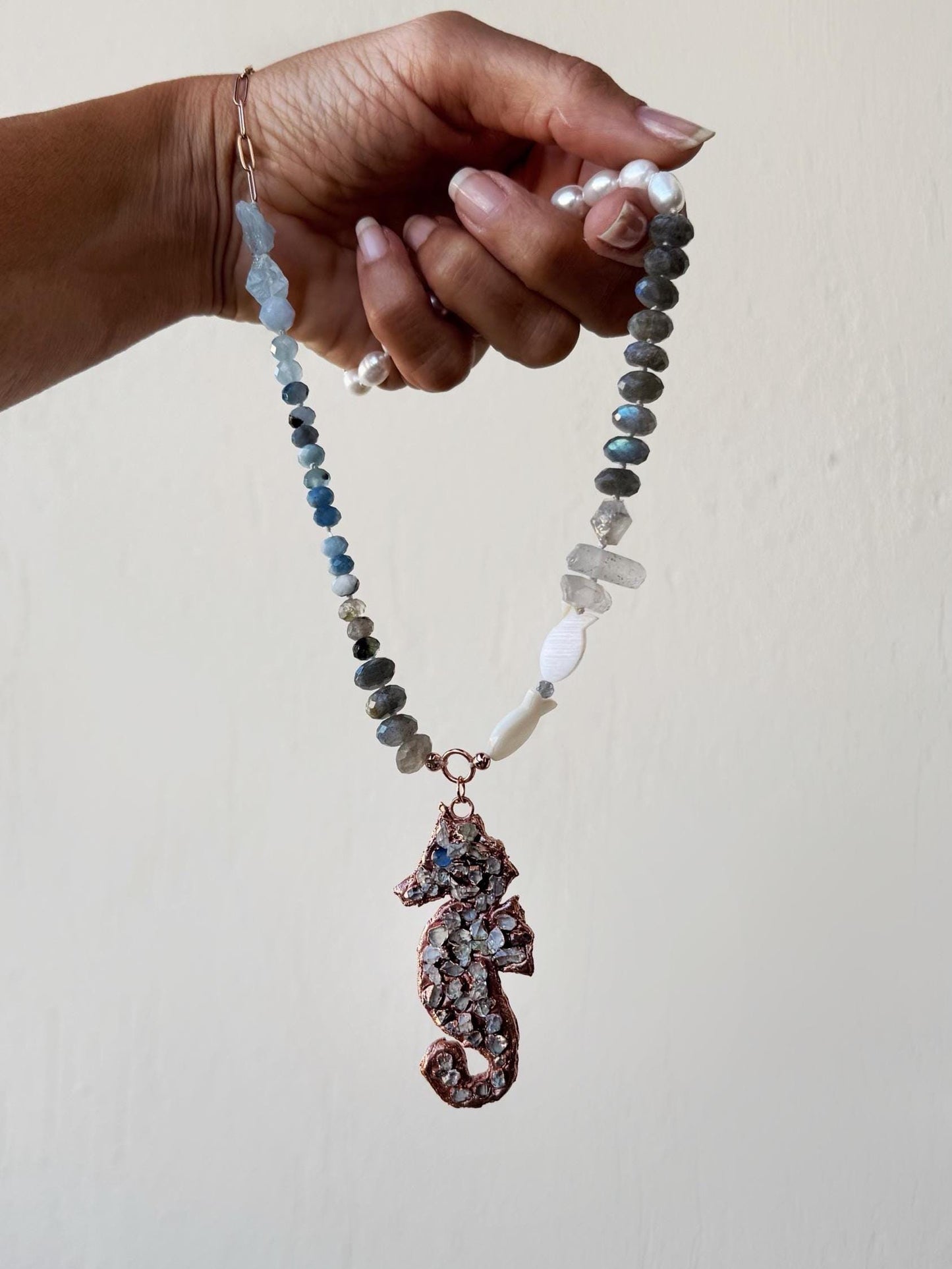Collana con perle pietre preziose e cavalluccio marino in rame con diamanti Herkimer