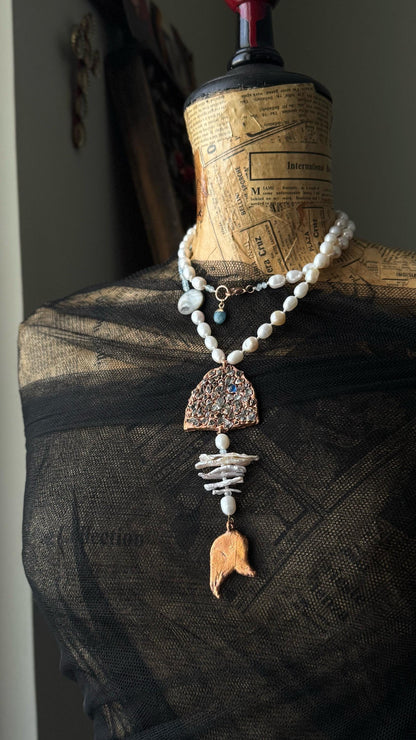 Collana con perle e ciondolo pesce