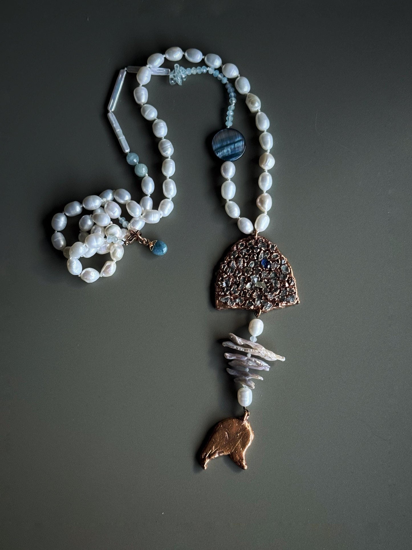 Collana con perle e ciondolo pesce