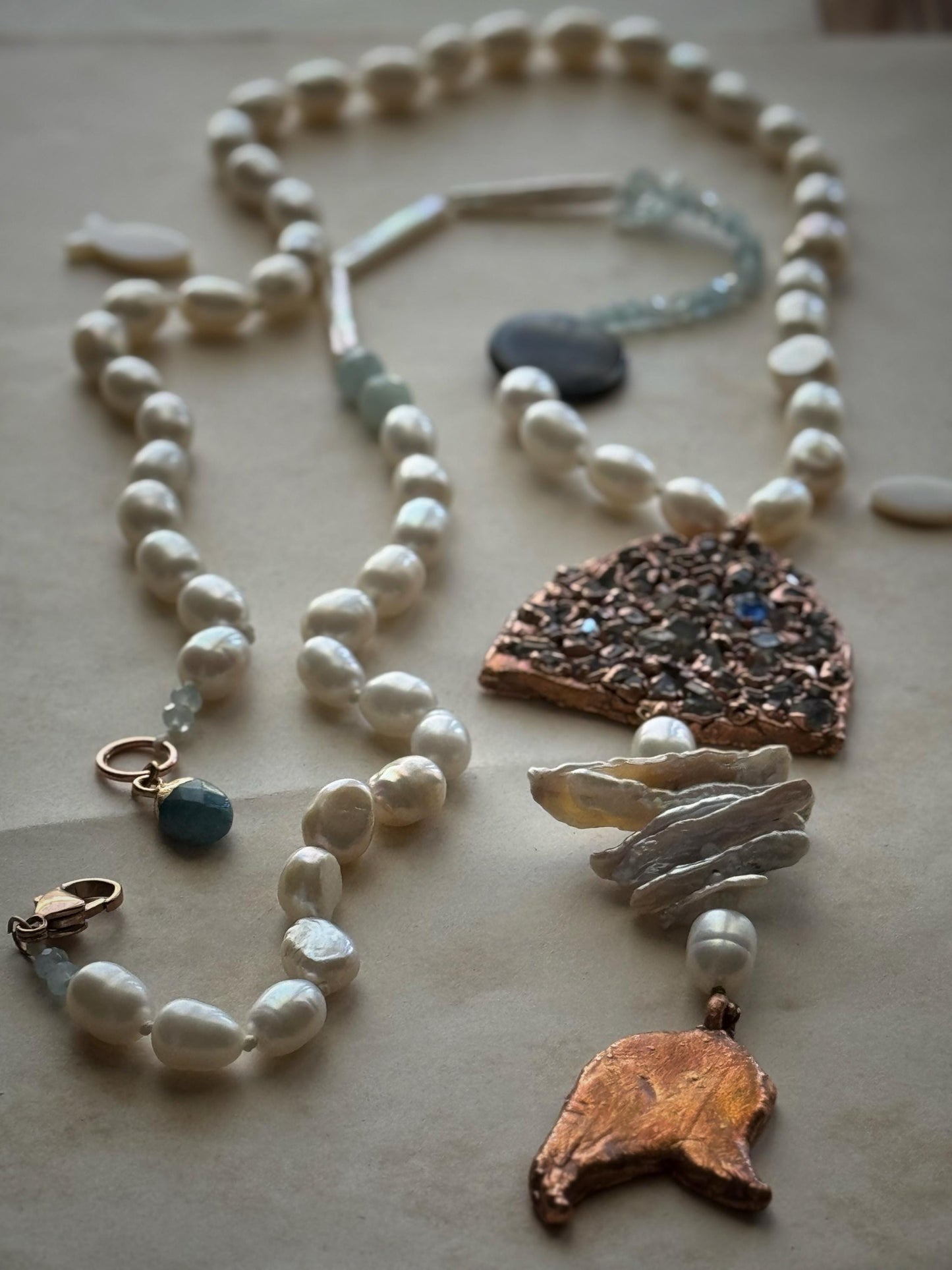 Collana con perle e ciondolo pesce