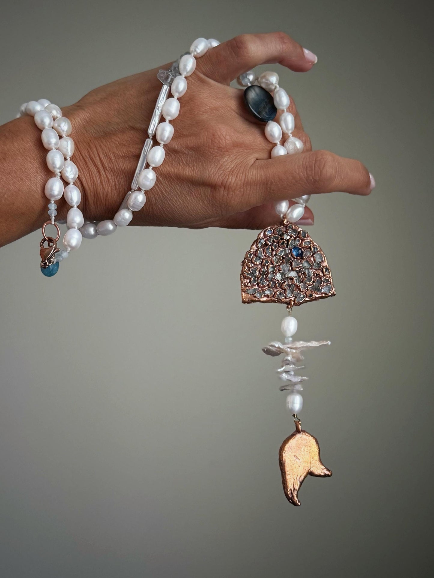Collana con perle e ciondolo pesce