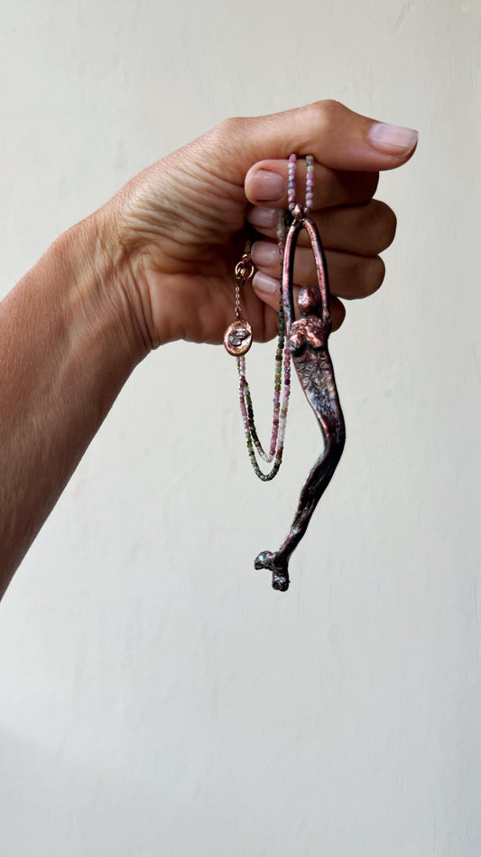 Collana con sirena in rame modellata a mano