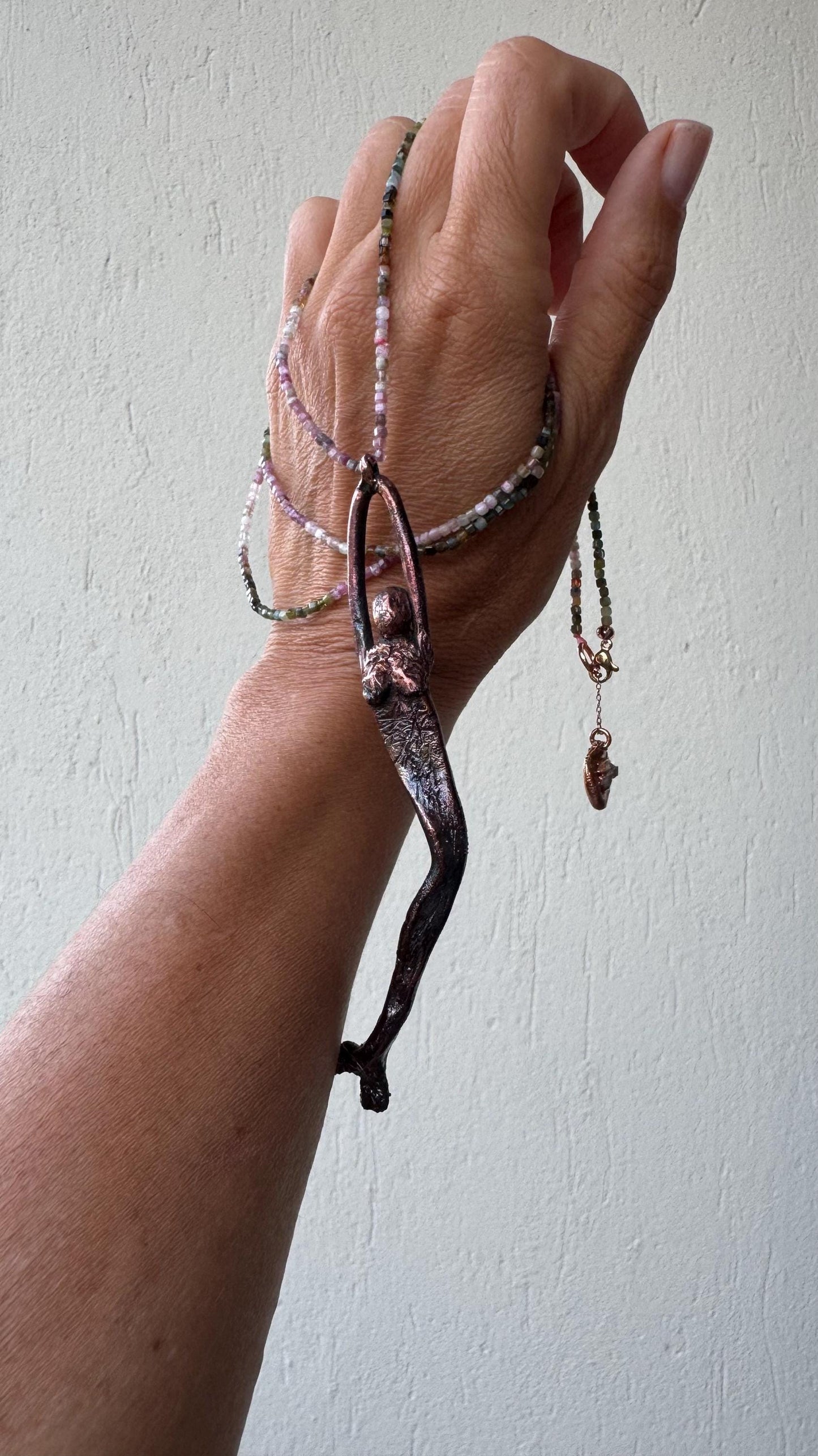 Collana con sirena in rame modellata a mano