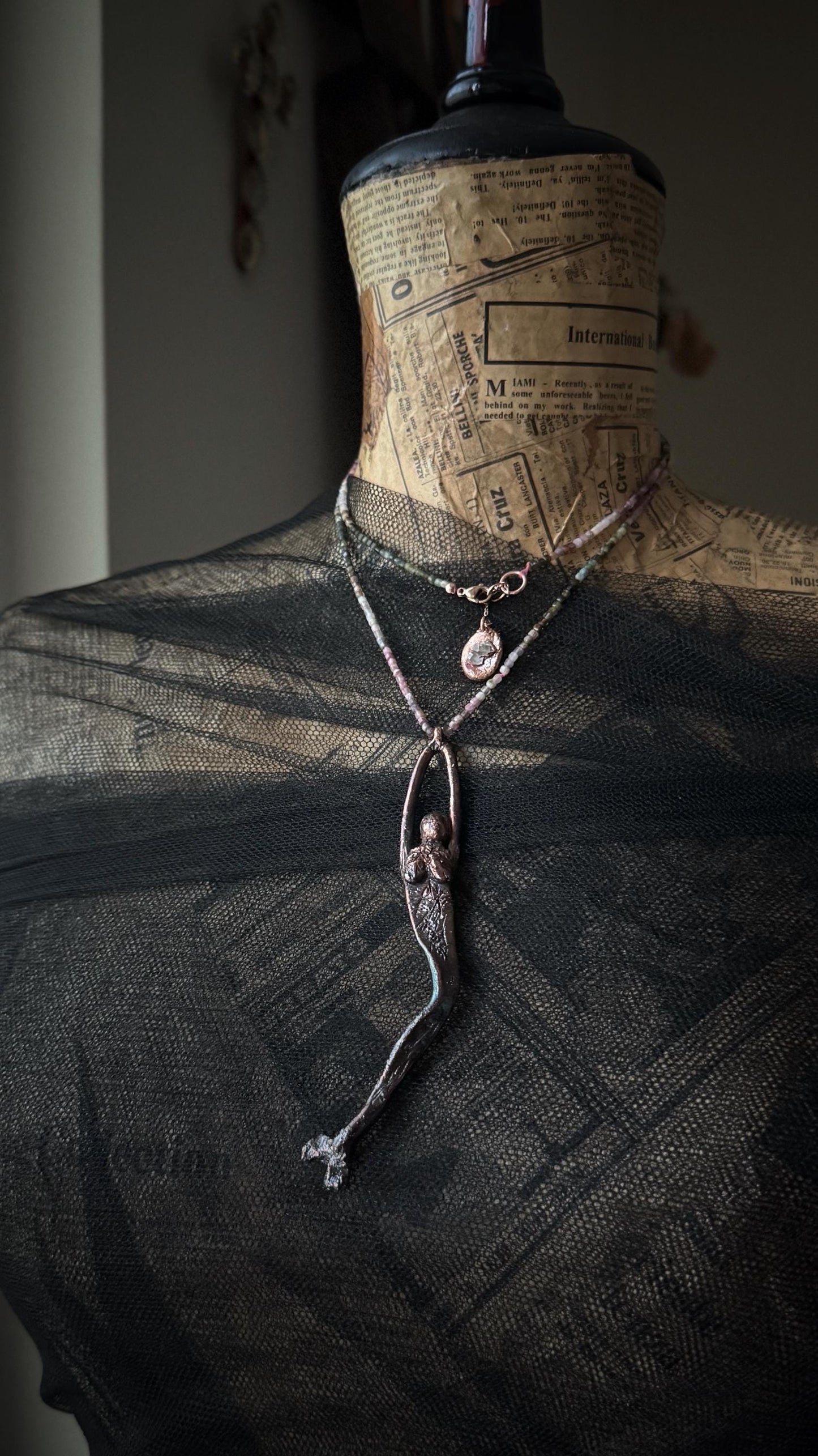 Collana con sirena in rame modellata a mano