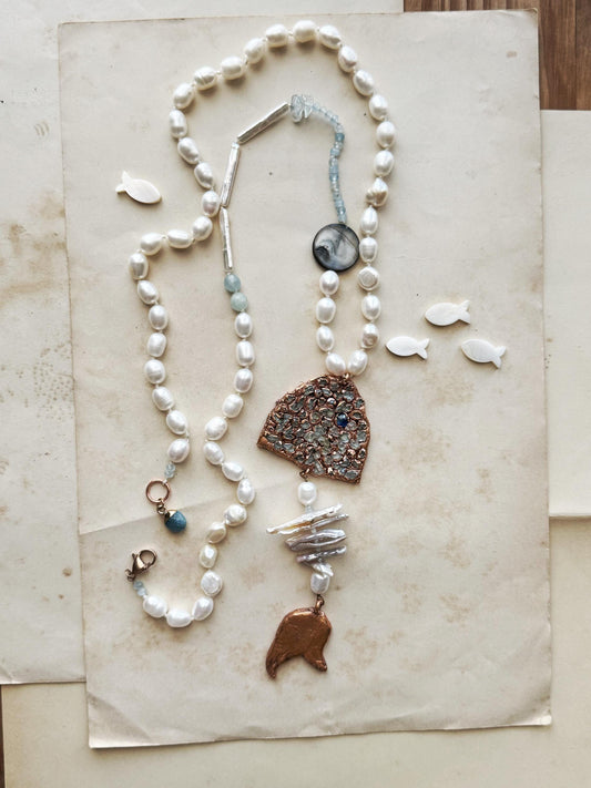 Collana con perle e ciondolo pesce