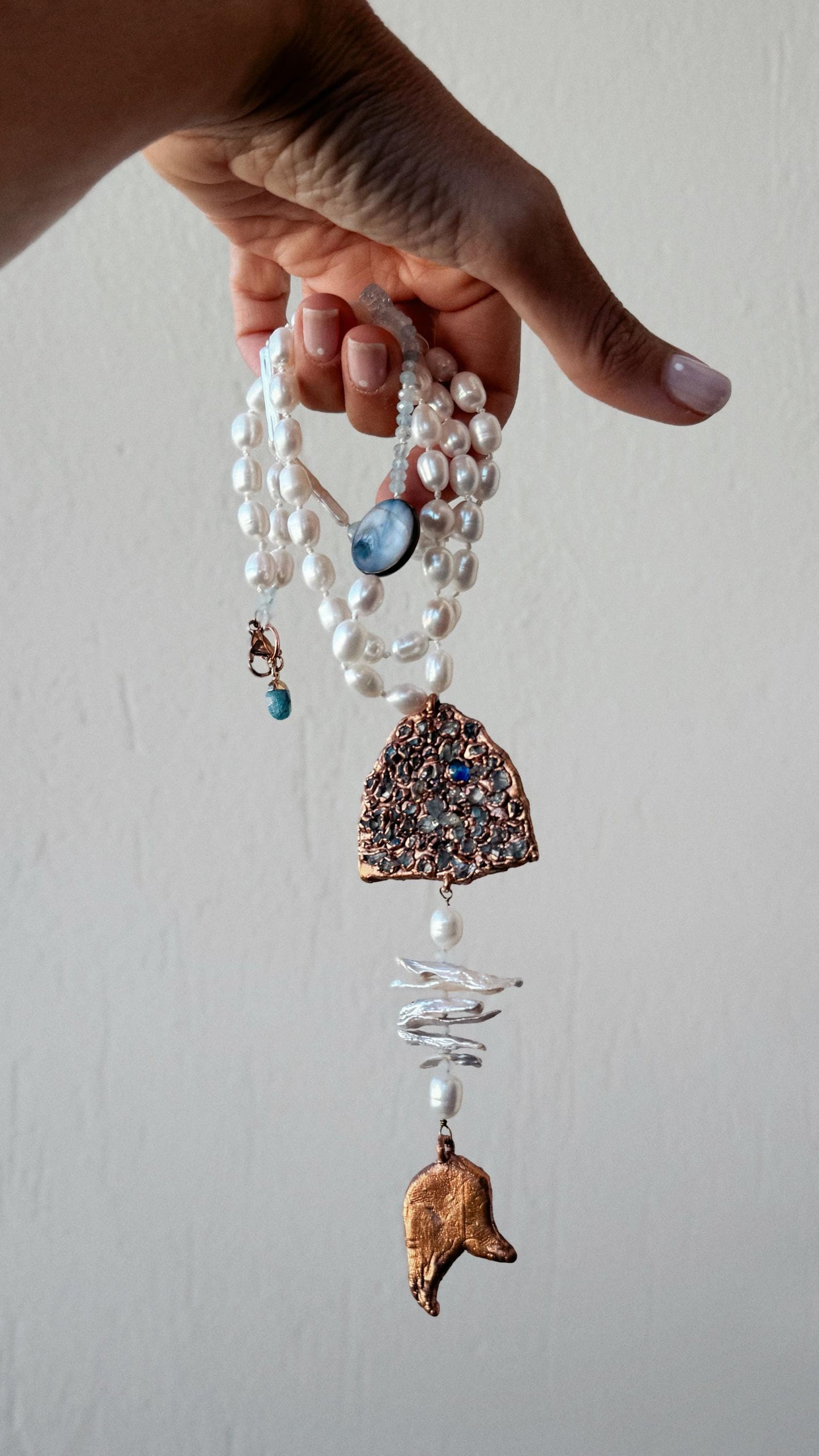 Collana con perle e ciondolo pesce