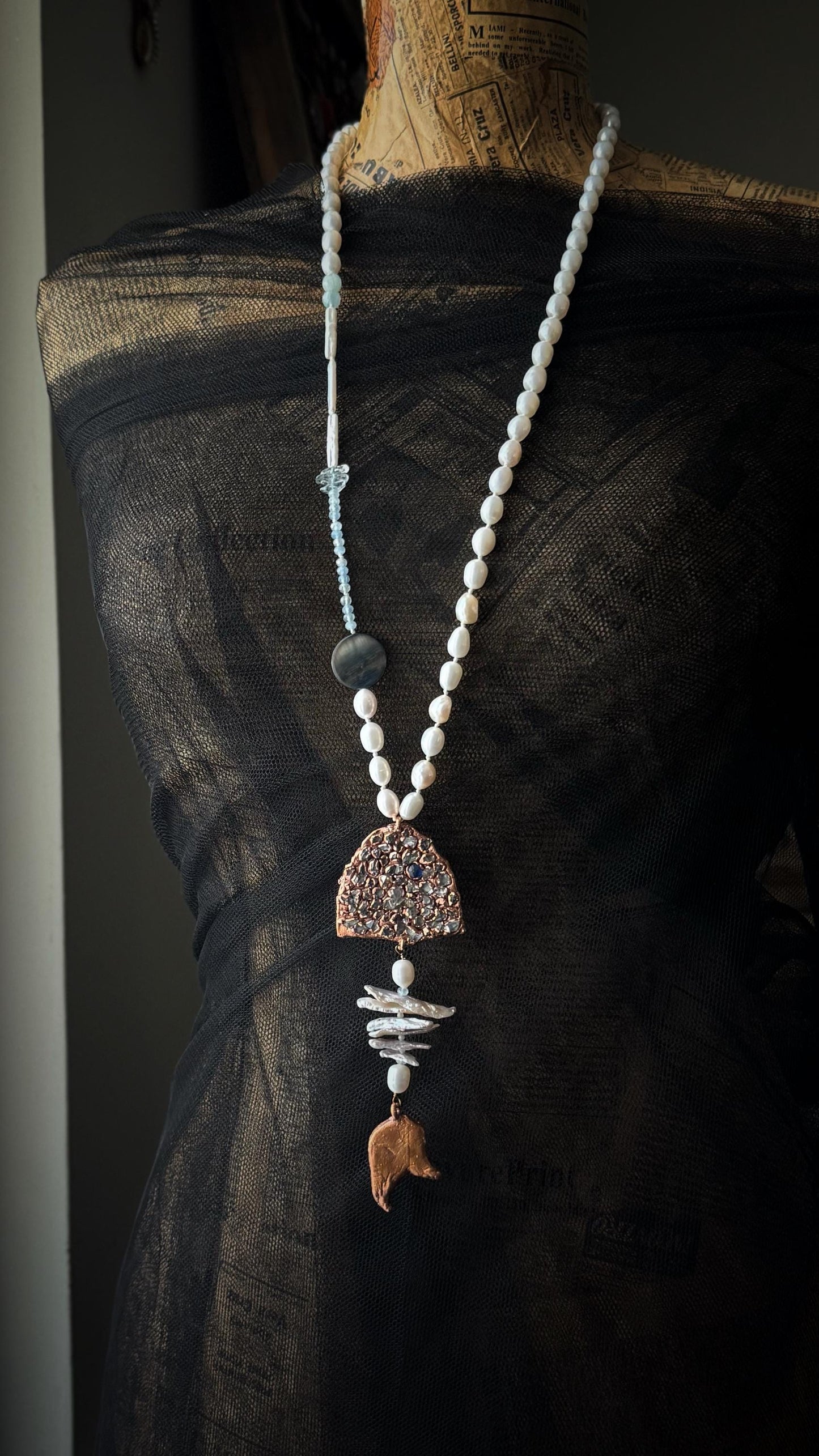 Collana con perle e ciondolo pesce