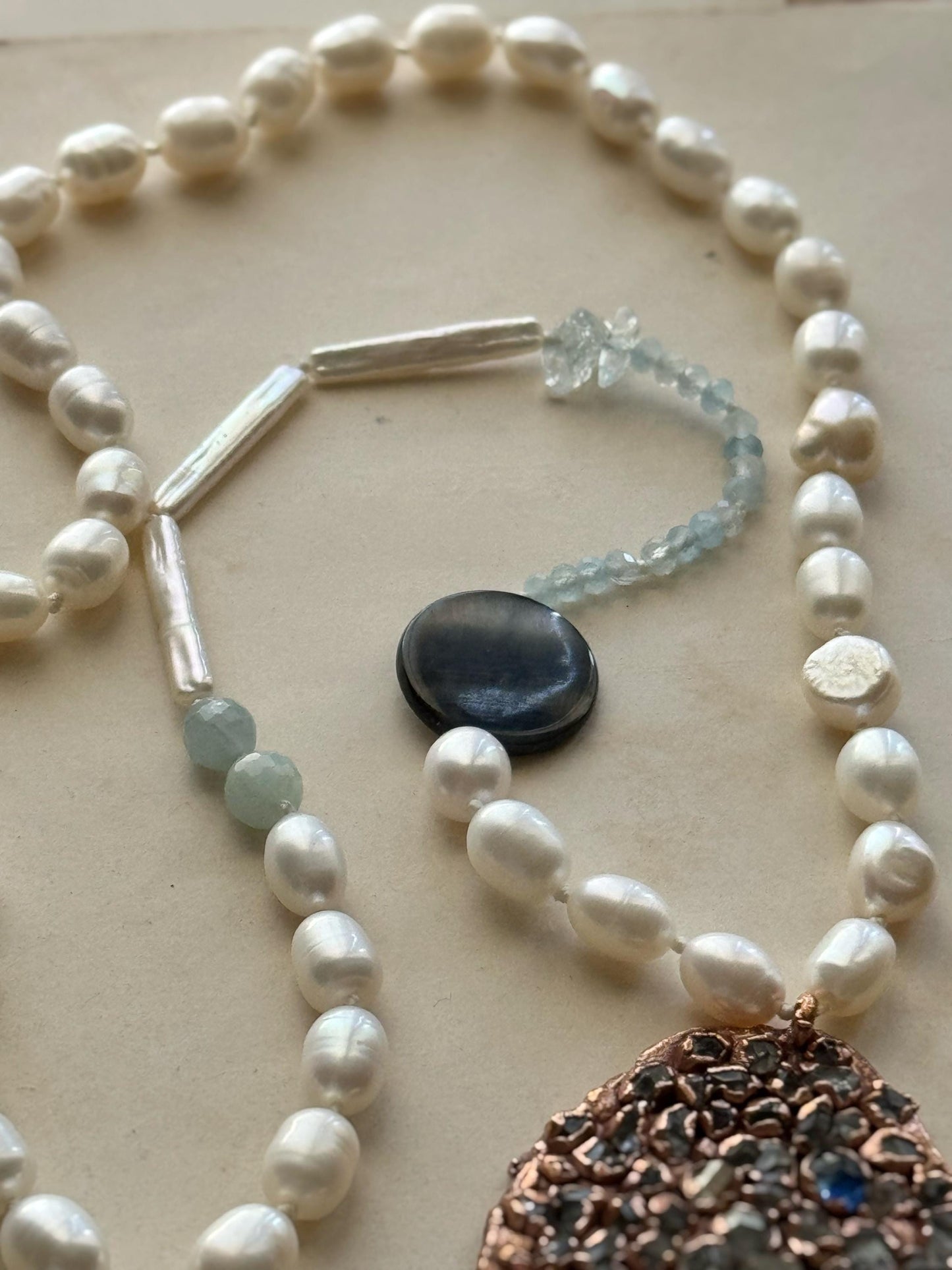 Collana con perle e ciondolo pesce