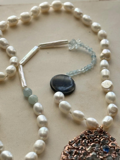 Collana con perle e ciondolo pesce