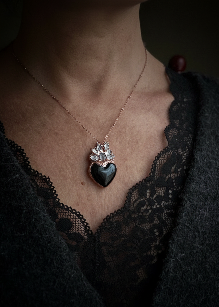Ciondolo Ex Voto Cuore Nero in Agata con Quarzi Herkimer - Gioiello Gotico Artigianale