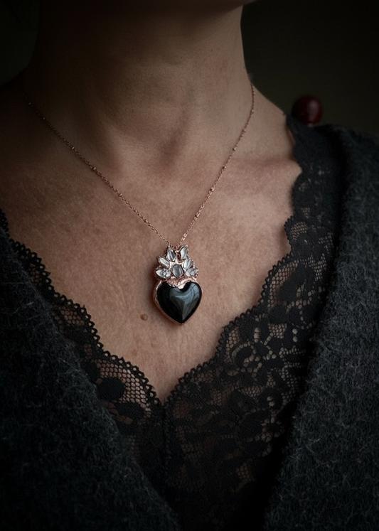 Ciondolo Ex Voto Cuore Nero in Agata con Quarzi Herkimer - Gioiello Gotico Artigianale