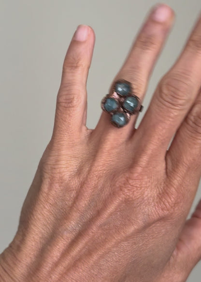 Anello con pietre di multiple di Kyanite blu. Misura 6