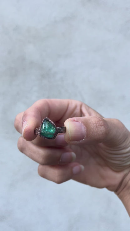 Anello Artigianale con Tormalina Verde Grezza – Mis. 8 US | Ø 18 mm