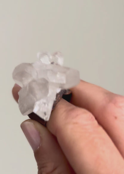 Anello Artigianale in Rame con Cluster di Quarzo Ialino – Pezzo Unico | Misura 20mm (10US)